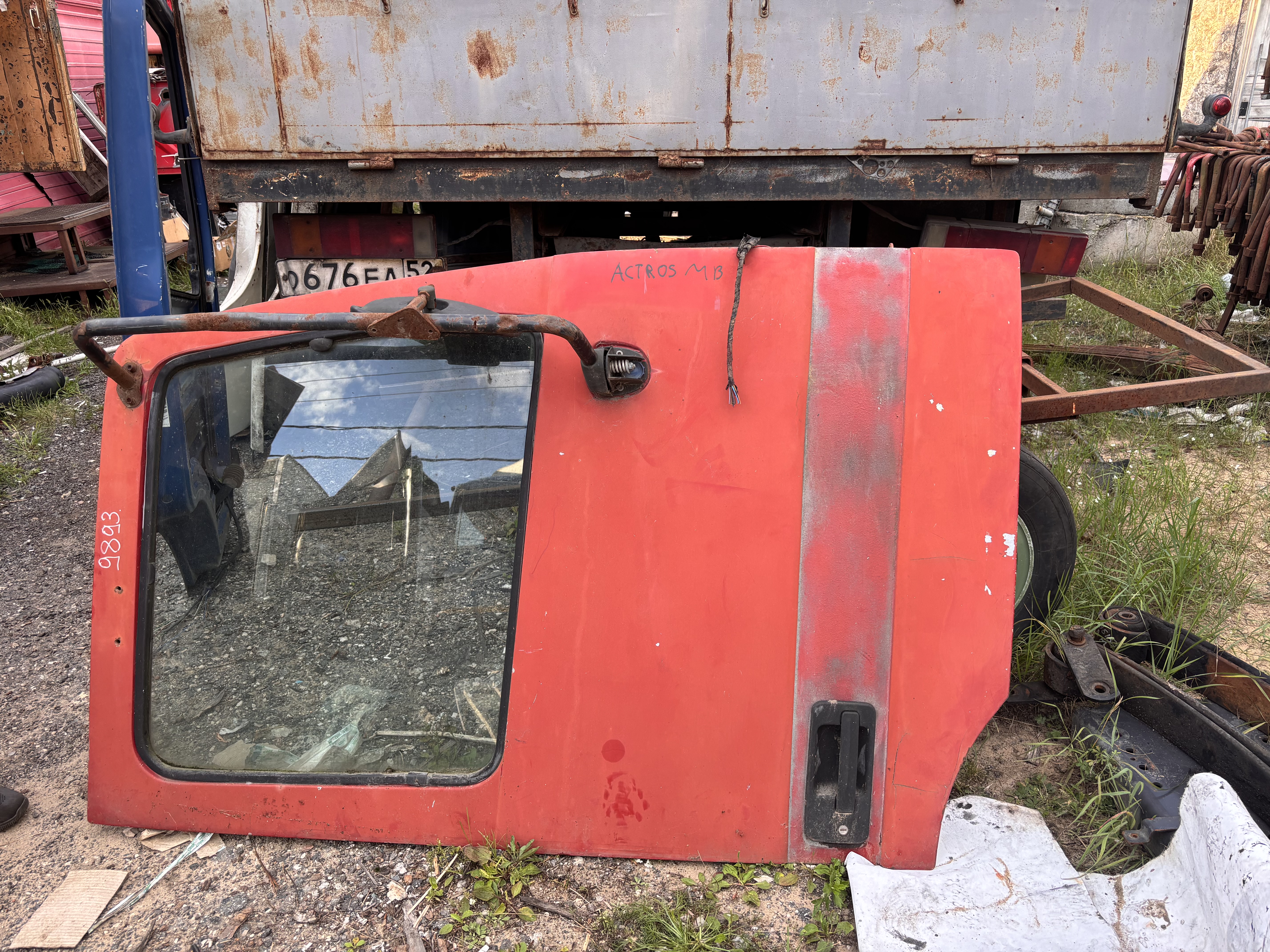 Дверь правая красная Мерседес Бенз Аксор Mercedes Benz Axor 9417200505 самосвал 8x4